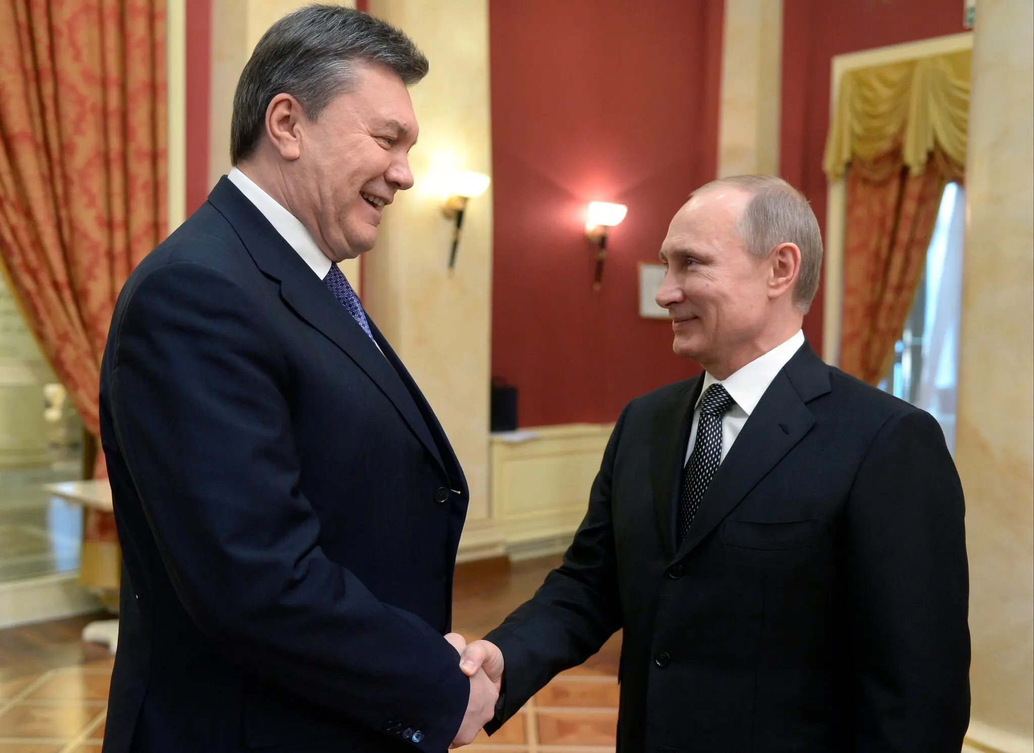 Термін «проросійський» в українській політиці зазвичай застосовується до діячів, пов’язаних із колишнім президентом країни, прихильником Росії Віктором Януковичем (ліворуч), і президентом Росії Володимиром Путіним.